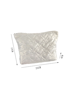 Quilted heart cosmetic bag detail with zipper closure and dimensions 21x17x6cm