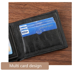 Gros plan de l'intérieur du portefeuille pour homme montrant plusieurs fentes pour cartes