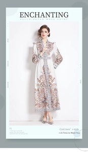 Detail des V-Ausschnitts mit Rüschenverzierung am Vintage-Maxikleid mit Paisley-Muster
