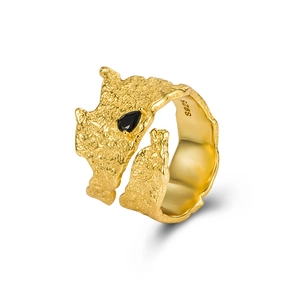 Minimalist S925 silver crumpled ring in gold finish with a black teardrop gemstone