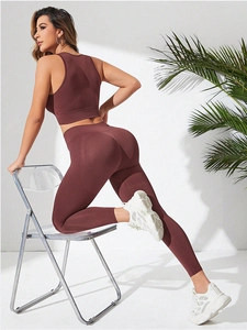 Détail d'un ensemble de yoga côtelé marron rouge montrant la maille sans couture au dos