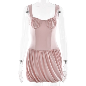 Détail d'une mini robe rose avec bonnets à volants et jupe boule volumineuse chic