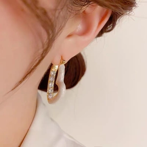 Eleganti orecchini a cuore in oro con smalto bianco e strass scintillanti da donna