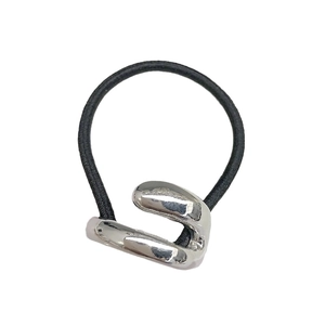 Minimalist elastic hair tie with irregular silver metallic geometric charm on white background