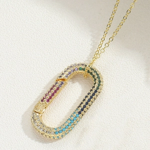 Dettaglio della collana placcata oro 14K con ciondolo a cuore a moschettone in zirconi colorati