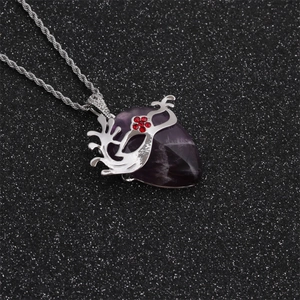 Détail du collier chaîne torsadée avec pendentif améthyste et motif phénix argent