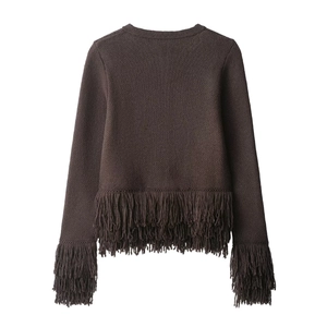 Détail du dos d'un pull en maille marron foncé avec des finitions à franges sur le bas et les poignets