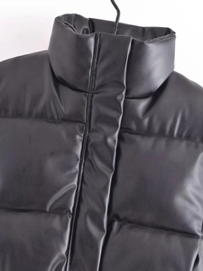 Detailaufnahme der schwarzen PU-Lederweste mit Stehkragen und glatter Lederstruktur