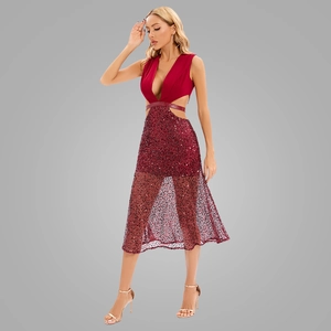 Robe de soirée élégante à paillettes bordeaux avec décolleté en V profond et découpe taille