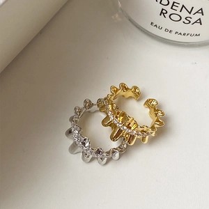 Set di anelli ondulati in ottone con zirconi micro-incastonati in oro e argento