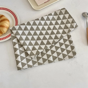 Gros plan d'un set de table en coton lin à motif géométrique triangulaire décoré