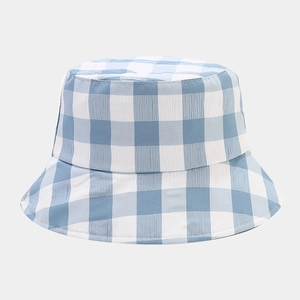 Détail du chapeau de soleil à carreaux bleu et blanc avec texture de tissu plissé léger