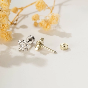 Boucles d'oreilles étoile dorées avec oxydes de zirconium et fermoir à vis sécurisé