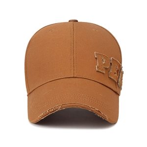 Casquette de baseball marron en toile avec bords usés et broderie lettre PE