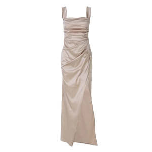 Elegante abito midi in raso color champagne con spacco laterale e arricciatura