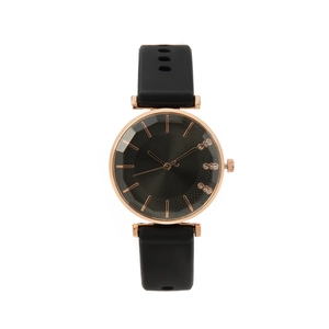 Montre femme chic avec boîtier or rose, bracelet silicone noir et index en strass