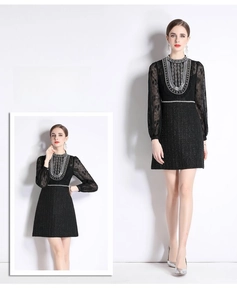 Détails d'une robe noire en tweed avec manches en dentelle et ornements de paillettes