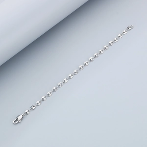 Detailed view of the silver pig nose chain links and lobster clasp on the necklace