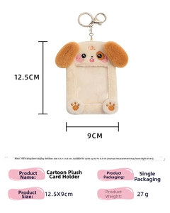 Détail du porte-carte peluche chien crème avec fenêtre PVC transparente et porte-clé argenté