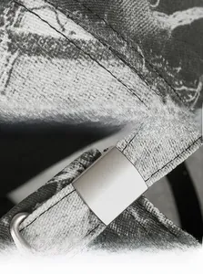 Gros plan détaillé d'une casquette en denim usé montrant les coutures et la boucle métal