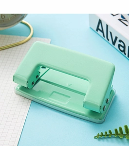 Macaron mintgrüner Zweiloch-Papiereinlocher Nahaufnahme, essentielles Schreibtisch-Briefpapier.