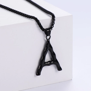 Collana con ciondolo a lettera A in acciaio inossidabile nero lucido con catena