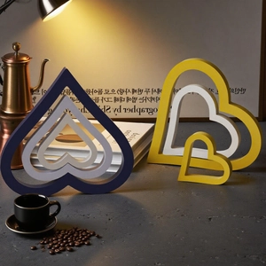Détail d'ornements en forme de cœur mat avec un design emboîtable et élégant