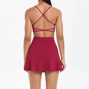 Detail von Sport-Bh mit Kreuzgurten und weinrotem Tennisrock mit hoher Taille am Modell