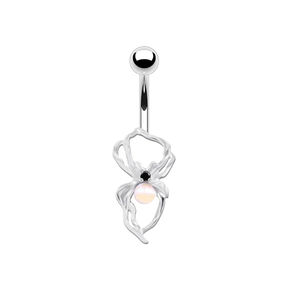 Détail macro d'un piercing de nombril argenté avec perle colorée et zircon noir
