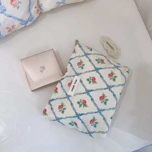 Gros plan détaillé sur la trousse fleurie en coton avec étiquette 'simple wish'