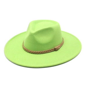 Dettaglio di cappello fedora verde lime con cordino in pelle intrecciata e lana