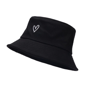 Bob classique en coton noir avec broderie cœur blanche pour protection solaire