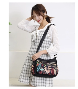 Borsa a tracolla in nylon nero con stampe di foglie e diverse cerniere dorate