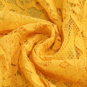 Macro di tessuto in pizzo floreale giallo vivace con intricati motivi all'uncinetto e rete
