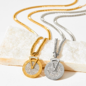 Vue détaillée des pendentifs horloge or et argent avec chiffres romains et cristaux