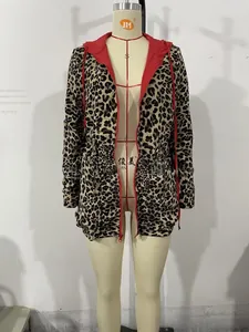 Detailansicht der Kapuzenjacke mit Leopardenmuster, rotem Futter und verstellbarem Kordelzug