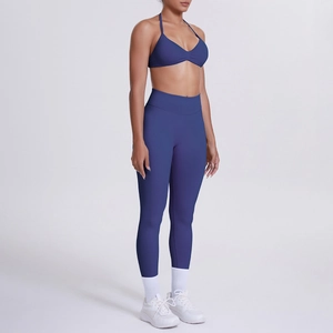 Dettaglio del reggiseno sportivo blu navy con scollo a V e leggings da yoga a vita alta