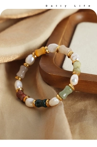 Détails de perles d'eau douce et pierres naturelles sur un bracelet en titane vintage