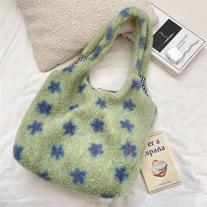 Détail du sac cabas en peluche montrant la texture douce et la doublure à carreaux