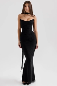 Vue détaillée de la robe sirène bustier noire à plis avec collier choker assorti