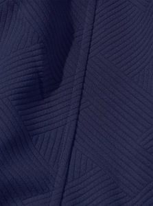 Gros plan sur la maille texturée bleu marine d'un ensemble sweat à capuche pour hommes