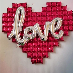 Muro di palloncini a cuore rosa con scritta love argento per decorazioni di feste