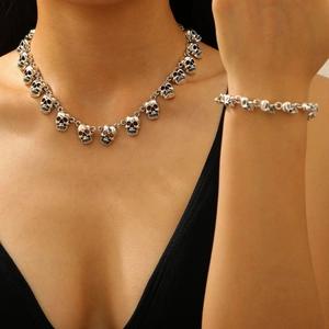 Gothic punk schedel ketting en armband set met verouderde zilveren afwerking op model