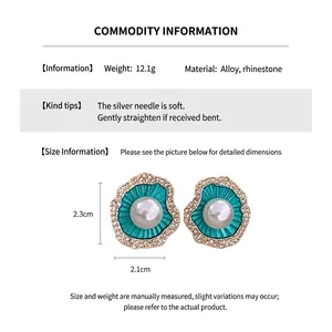 Vue détaillée des boucles d'oreilles perles avec émail bleu, cristaux et dimensions