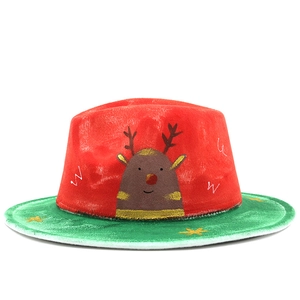 Détail d'un chapeau de Noël en feutre avec couronne rouge, bord vert et motif renne