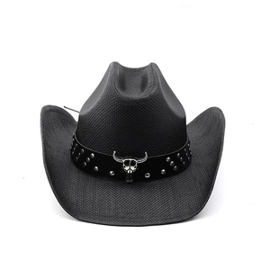 Détail d'un chapeau de cow-boy noir avec des clous argentés et un emblème de crâne de buffle