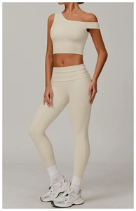 Détail de l'ensemble de yoga beige avec brassière de sport asymétrique à une épaule