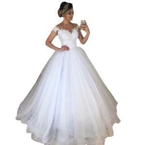 Détails du corsage en dentelle à épaules dénudées et robe de mariée en tulle