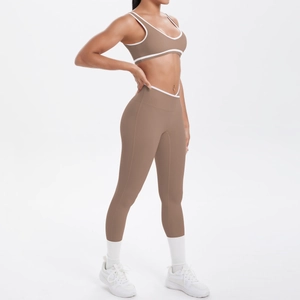 Detail von hoch tailliertem Yoga-Set in Kaffeebraun mit weißen Kontrastpaspeln und Struktur