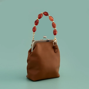 Vintage braune Lederhandtasche mit unregelmäßiger roter Acrylsteinkette und Goldbeschlag